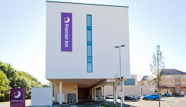 Premier Inn Staines Upon Thames Екстериор снимка